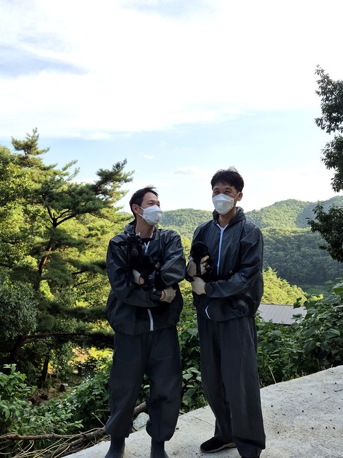 농장 동료와 함께한 최덕 대표