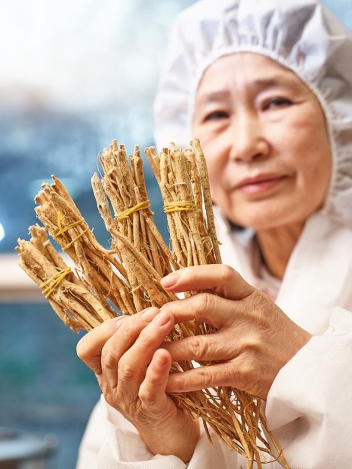흑염소 원료를 살피는 두번째 농장주 김금필 대표