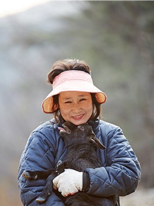 흑염소를 안고 있는 어머니