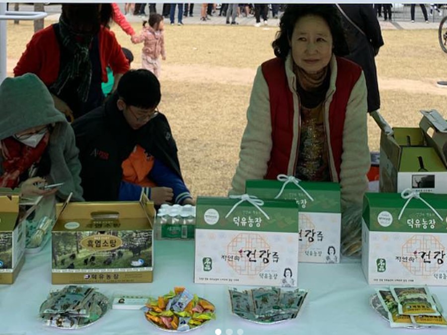 지역 행사에서 고객을 만나는 덕유농장