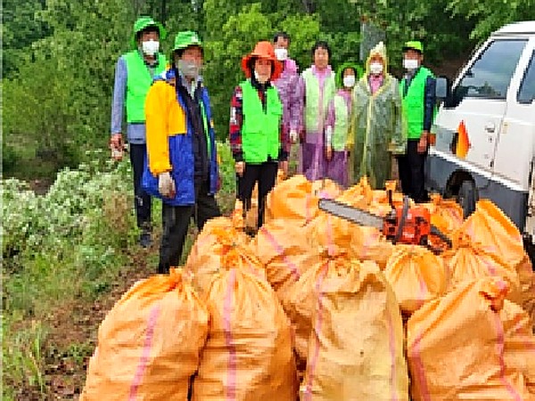산불 정리 봉사활동에 참여한 덕유농장